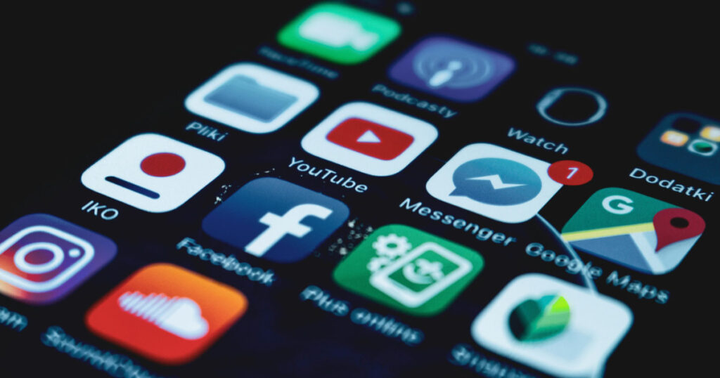 Community manager créant du contenu pour les réseaux sociaux d'une PME suisse